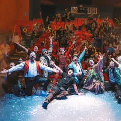 Tronky y artistas en presentación teatral