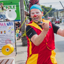 Tronky en carnaval callejero en Lenga con show de diábolos
