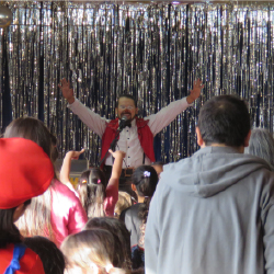 Tronky ovacionado por niños en un show de colegio en Hualpén