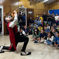 Tronky sorprendiendo a los niños apagando fuego con la boca en cumpleaños infantil