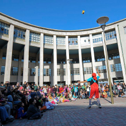 Tronky presentando show de diábolos frente a público en Tribunales de Concepción