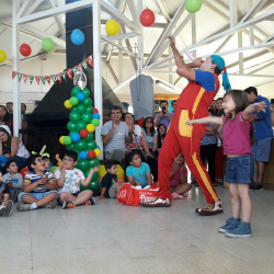 Tronky en un show de globos con participación infantil y público atento