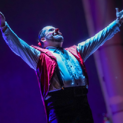 Tronky recibiendo aplausos en teatro de Coronel, Biobío